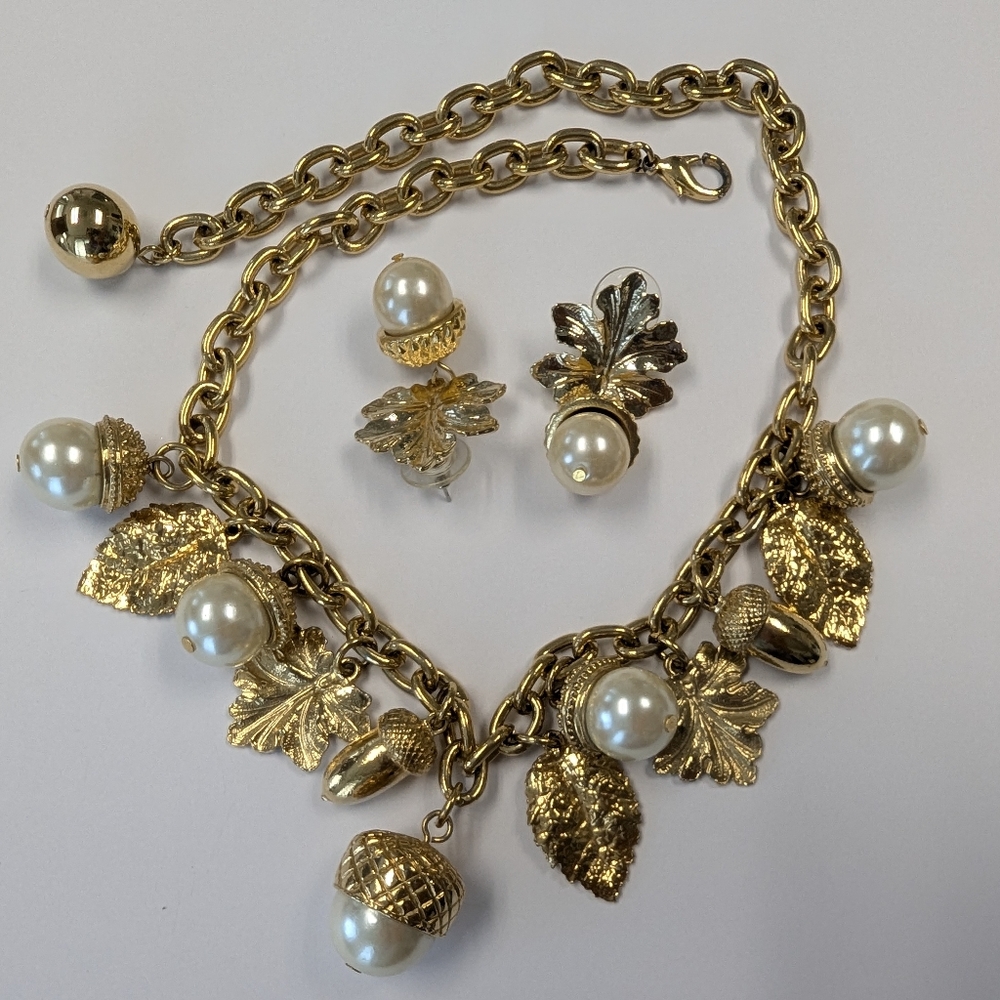 EVC STUNNING HEAVY CHUNKY GOLD TONE & FAUX GLASS LIKE PEARLS ACORN CHARM NECKLAC